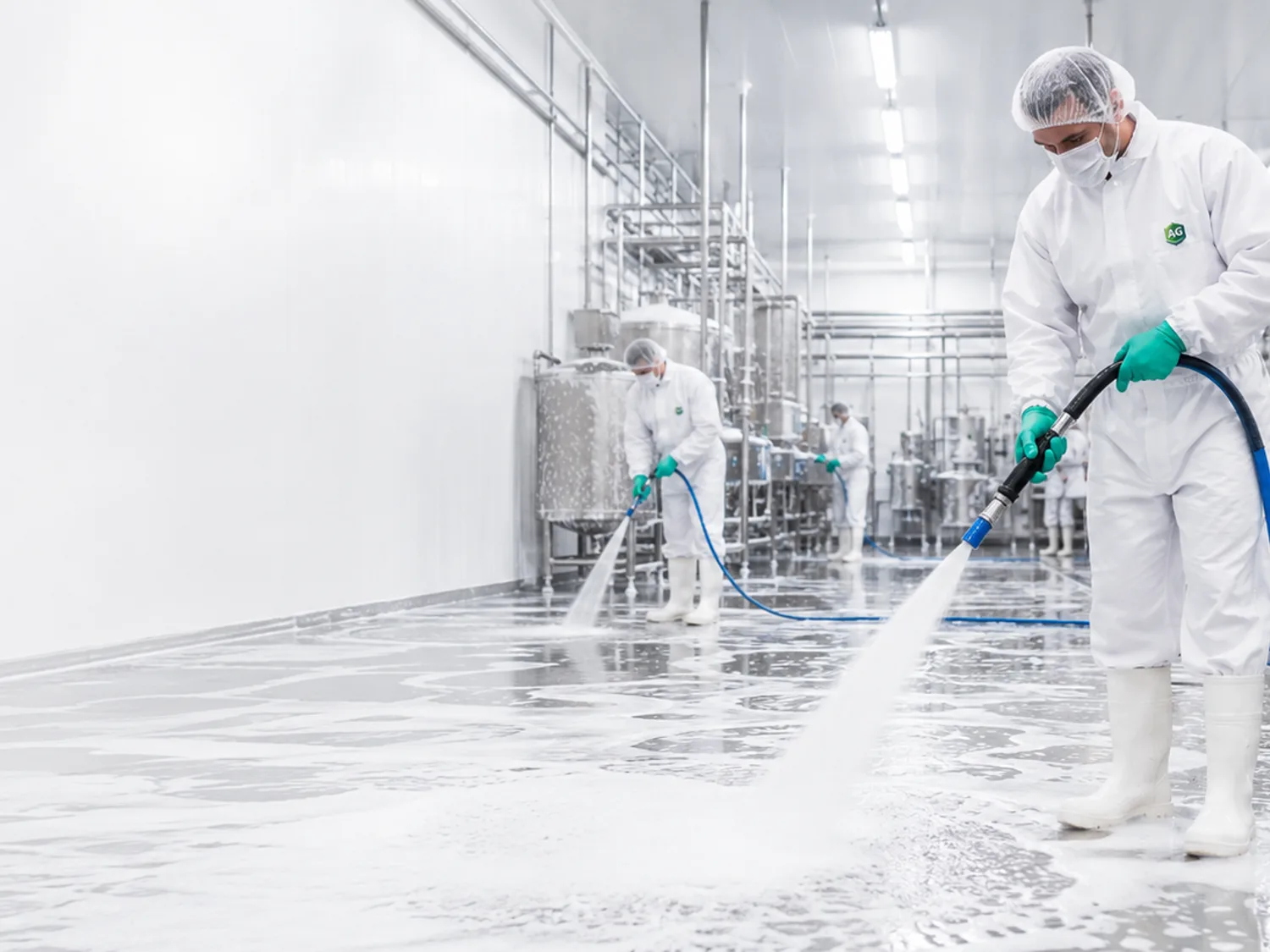 Técnico de Alimgest realizando limpieza y desinfección en una planta de industria alimentaria